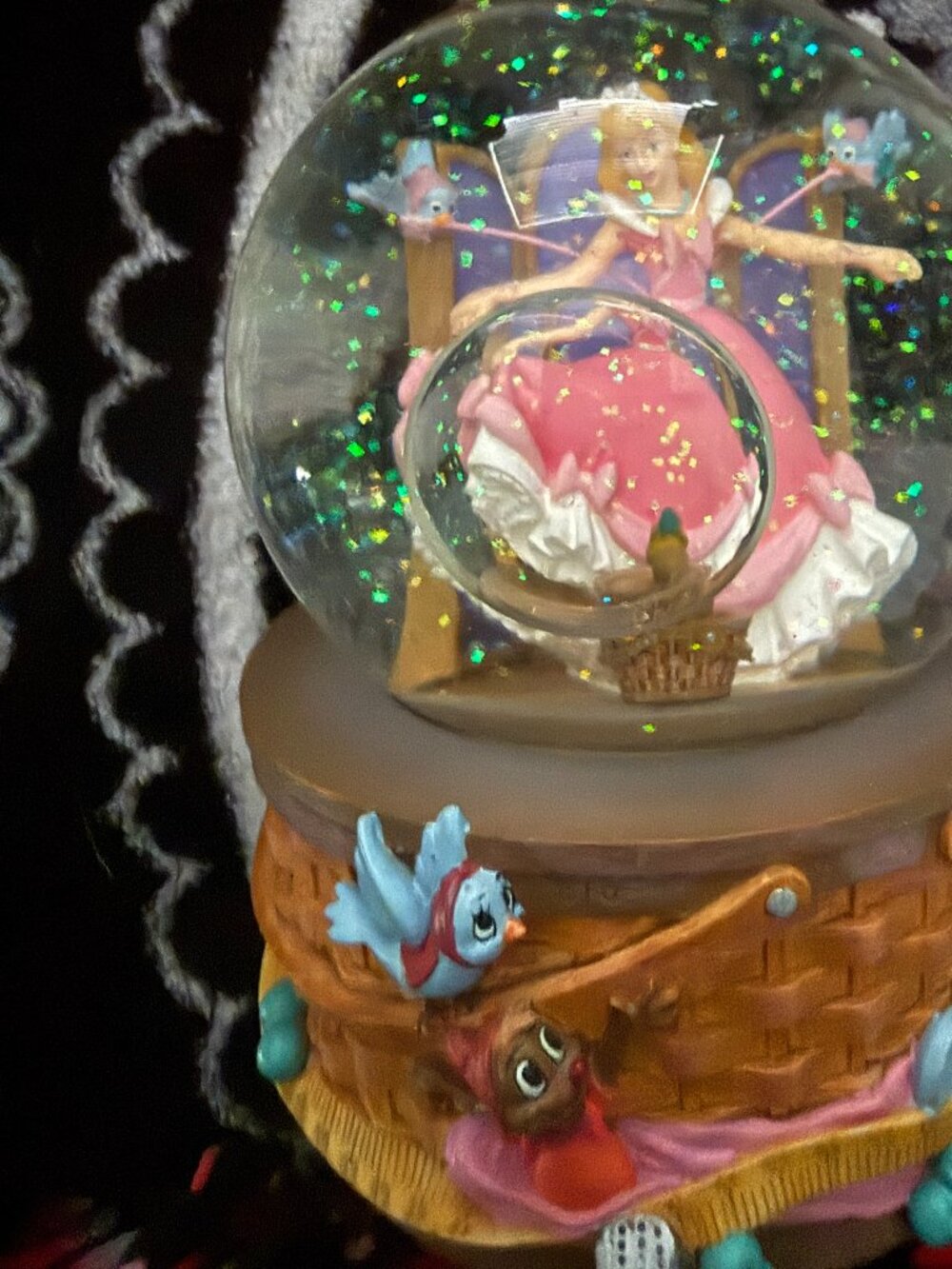 Enesco Disney Cinderella Musical Snow Globe Sing Of Sixpence Sewing Basket Mouse - Picture 5 of 5